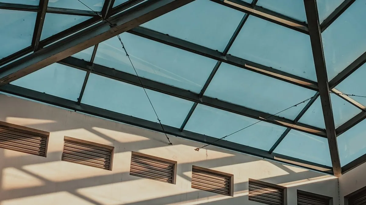 Toit de véranda en polycarbonate translucide avec panneaux isolants, vue depuis le jardin.
