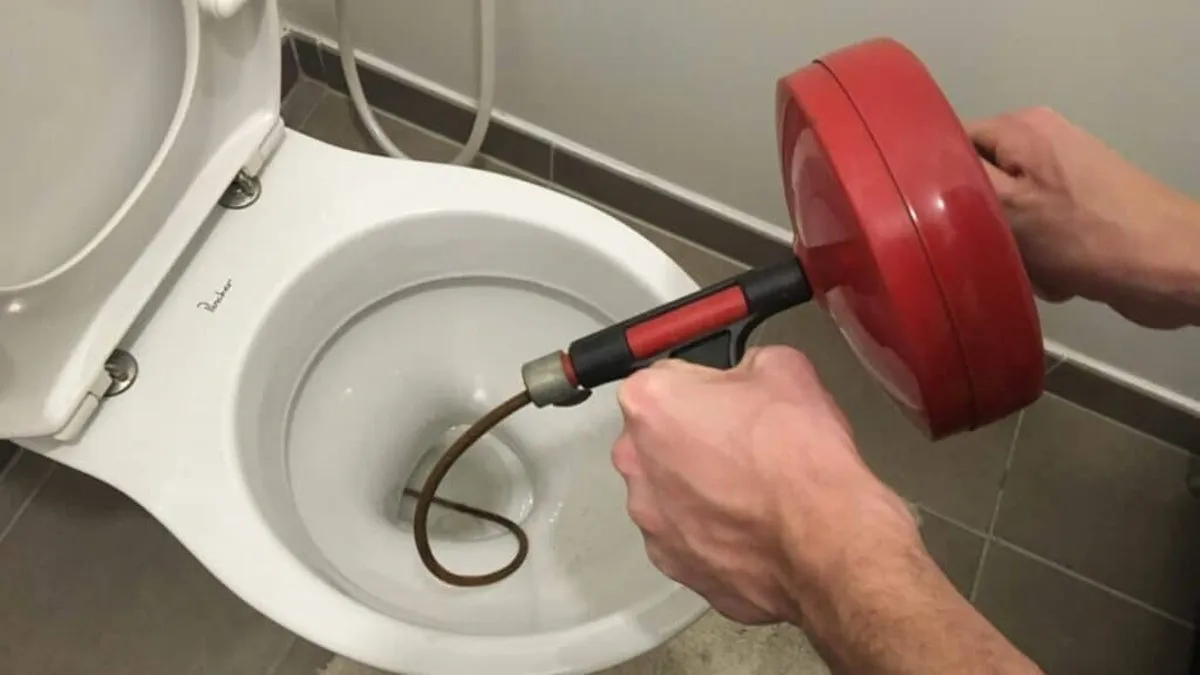 Vue rapprochée d'une cuvette de WC propre dans une salle de bains moderne avant une visite