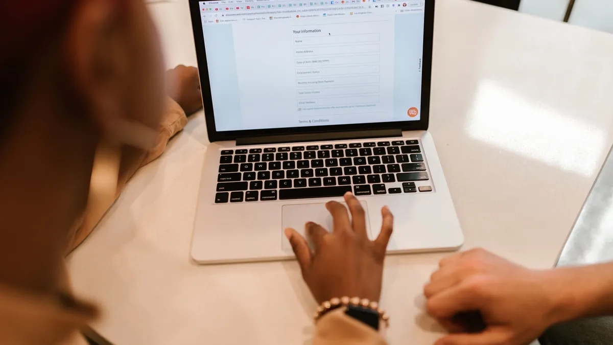 Capture d'écran de démarches simplifiées montrant un formulaire en ligne et le suivi de dossier.
