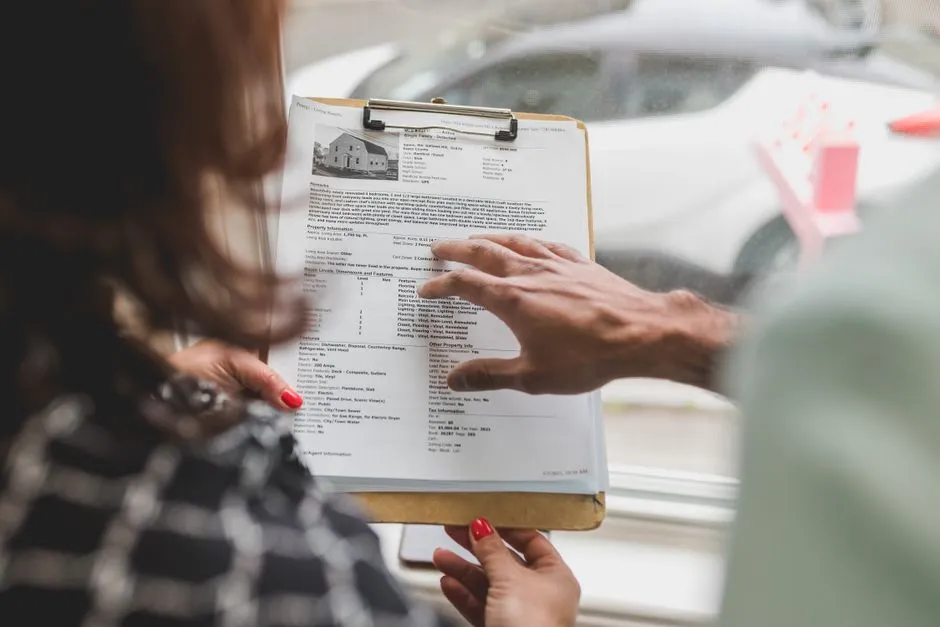 Liste à jour des diagnostics à joindre au dossier de vente et pièges fréquents.