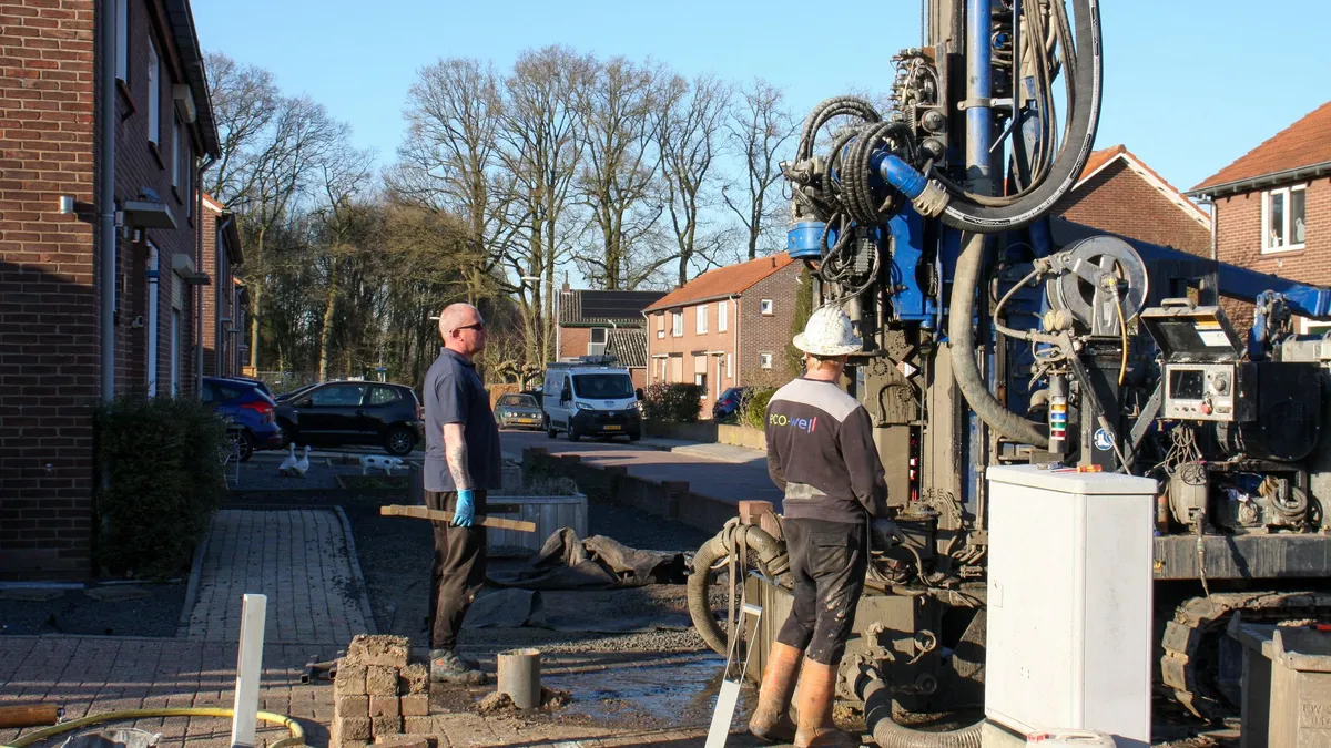 Chantier de pieux forés sur un terrain en pente avec machine de fondation et ouvriers