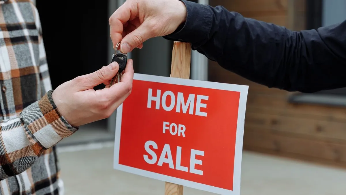 Propriétaire effectuant de petites réparations dans un salon lumineux avant une visite immobilière