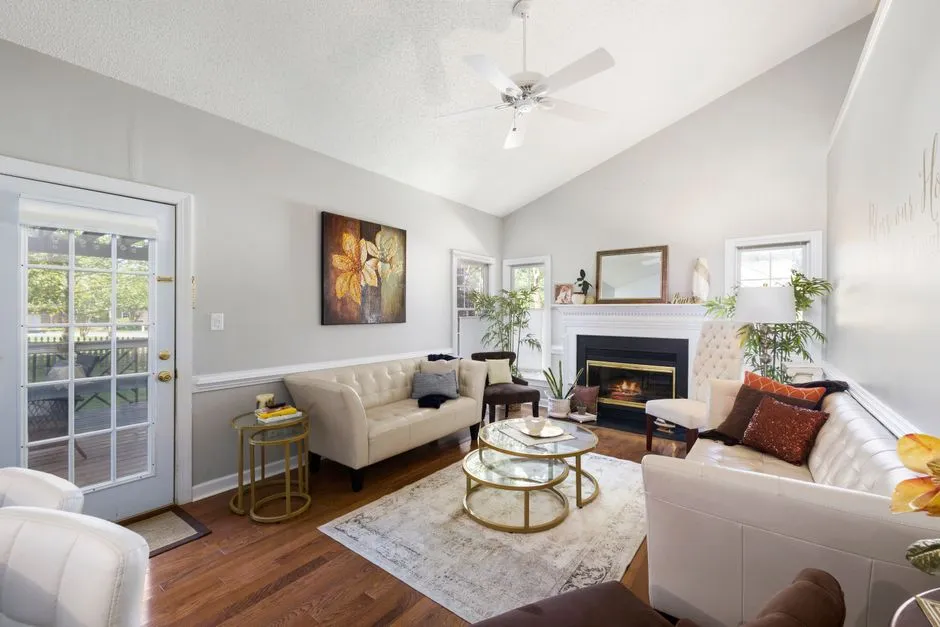Salon désencombré et lumineux préparé pour le home staging avant les visites