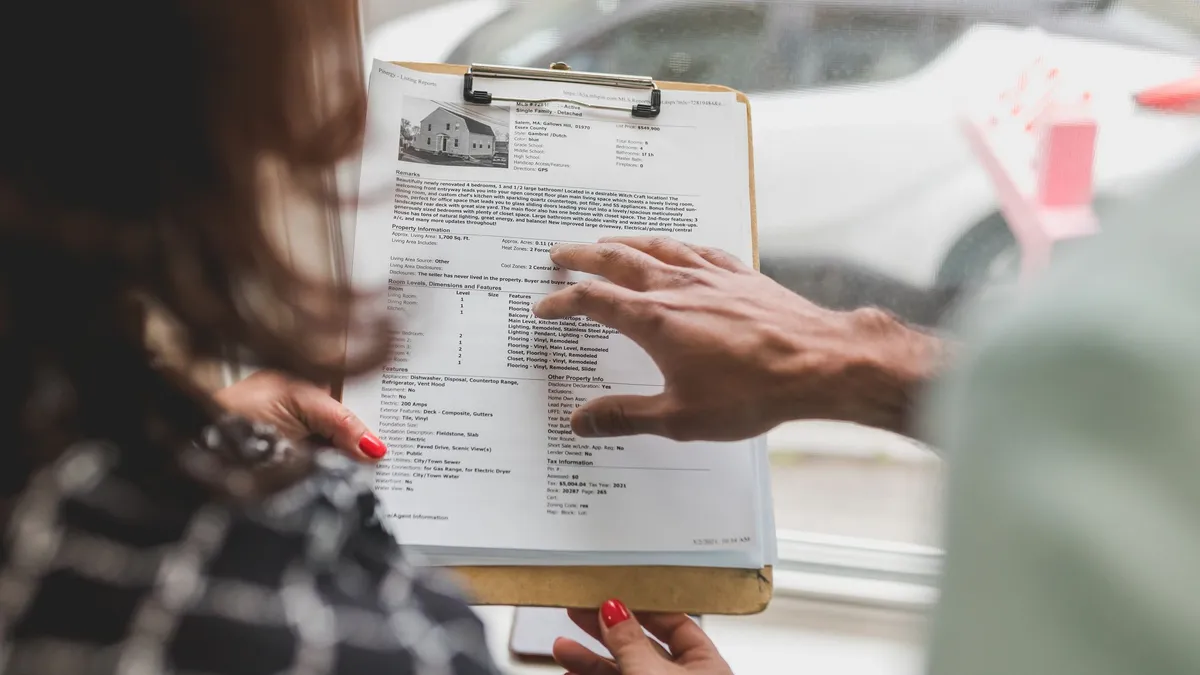 Écran d'ordinateur affichant des annonces de maisons à vendre avec filtres budget surface et travaux