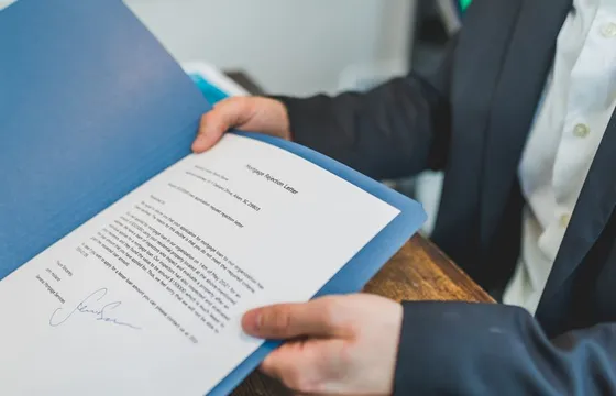 Durée, exclusivité et honoraires, les points à discuter avant de signer.