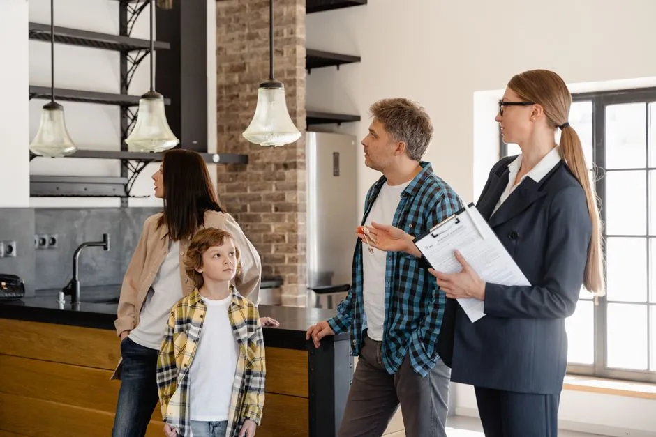 Visite guidée d'un appartement lumineux, agent et acheteurs attentifs dans le salon