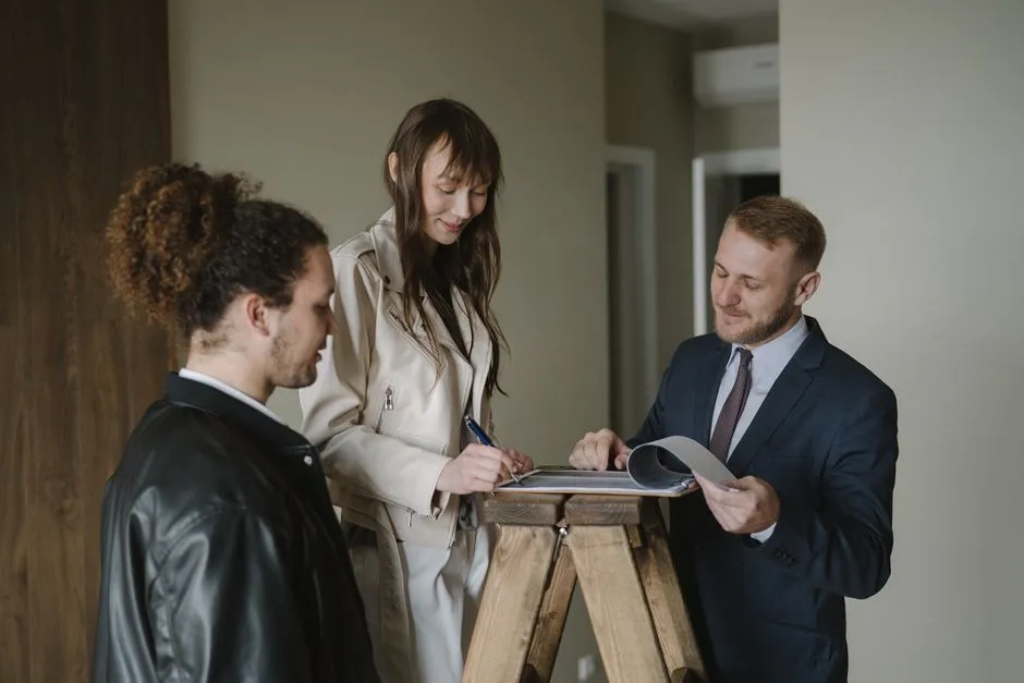Graphique de prix immobilier en baisse sur un bureau avec clés et annonce imprimée
