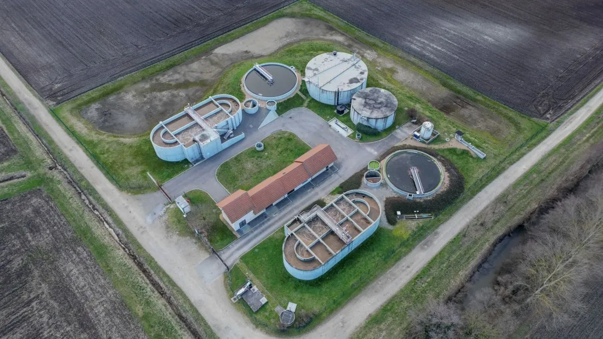Maison individuelle avec terrain engazonné au-dessus du champ d'épandage d'une fosse septique